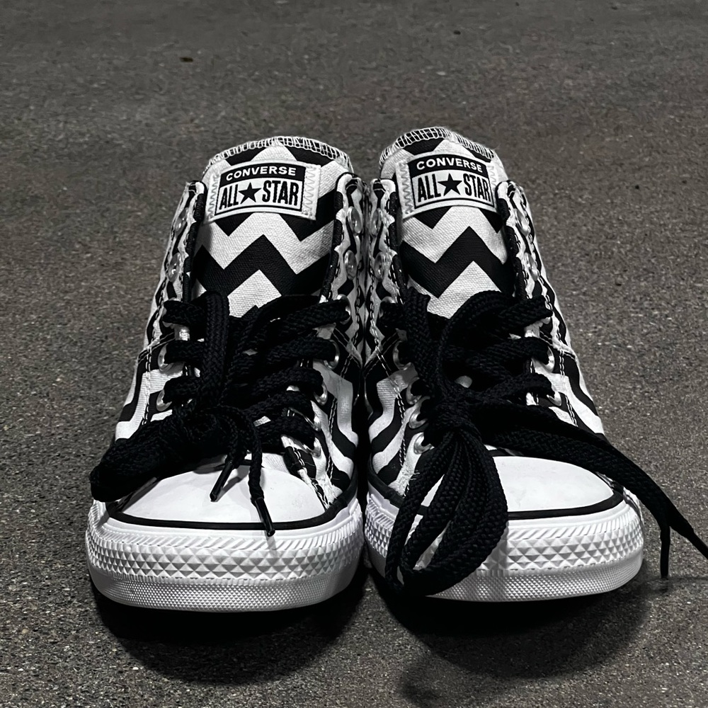 BRAND NEW NEVER WORN converse